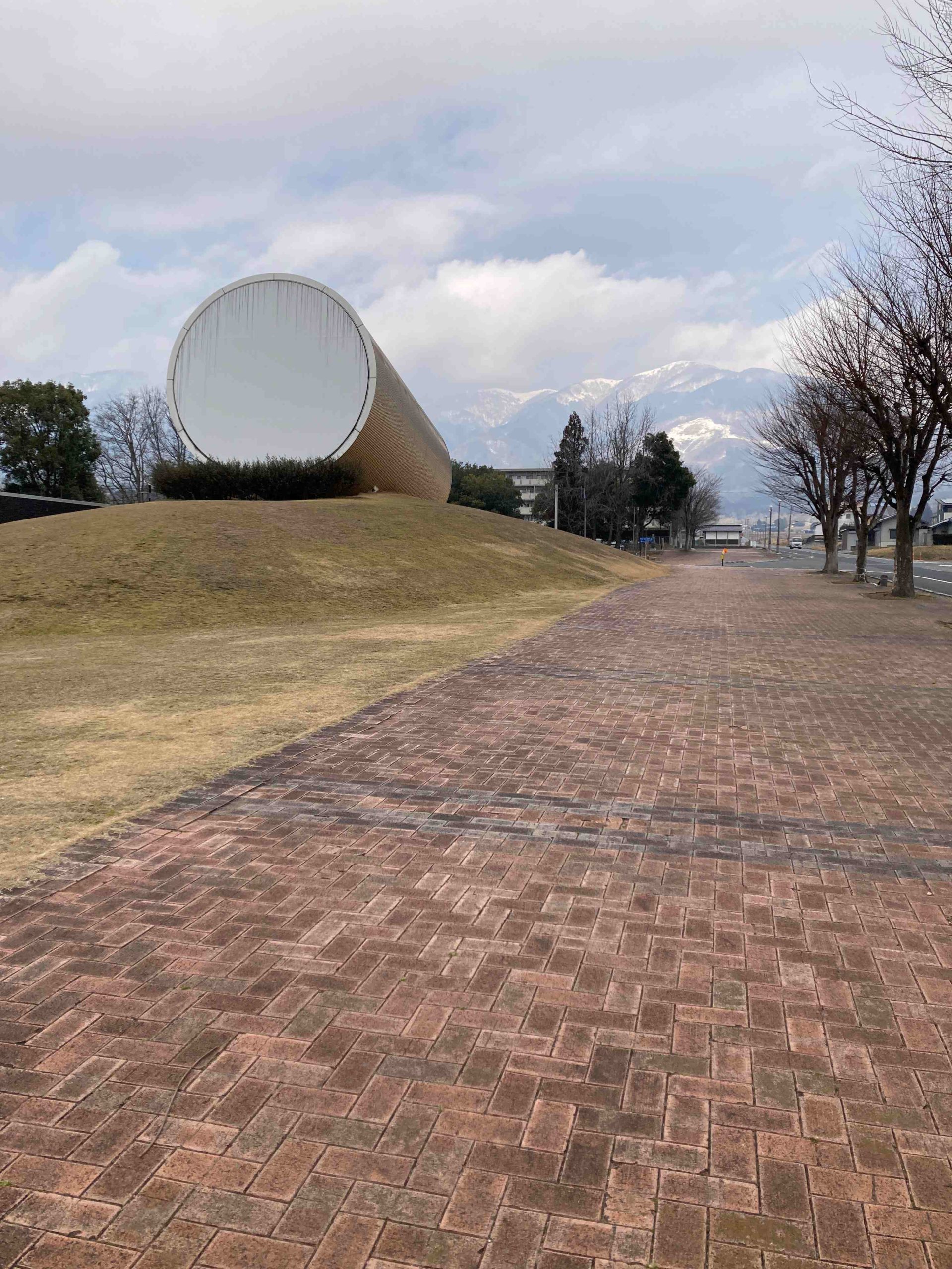 トピックスっと  25/ 　奈義町現代美術館へ